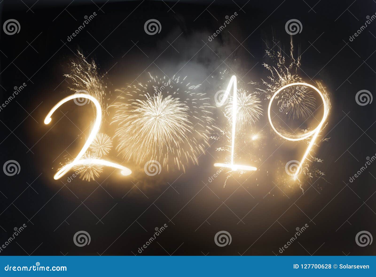 Olśniewający złoto 2019 nowy rok fajerwerku świętowania. Rok 2019 wystawiający z złocistymi iskrzastymi fajerwerkami i stroboskopami Nowego roku świętowania pojęcie