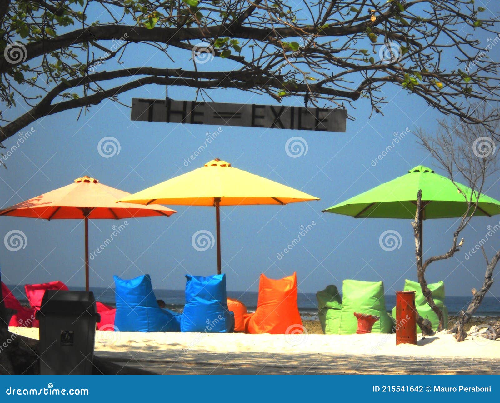 ombrelloni colorati e albero lounge zone in spiaggia