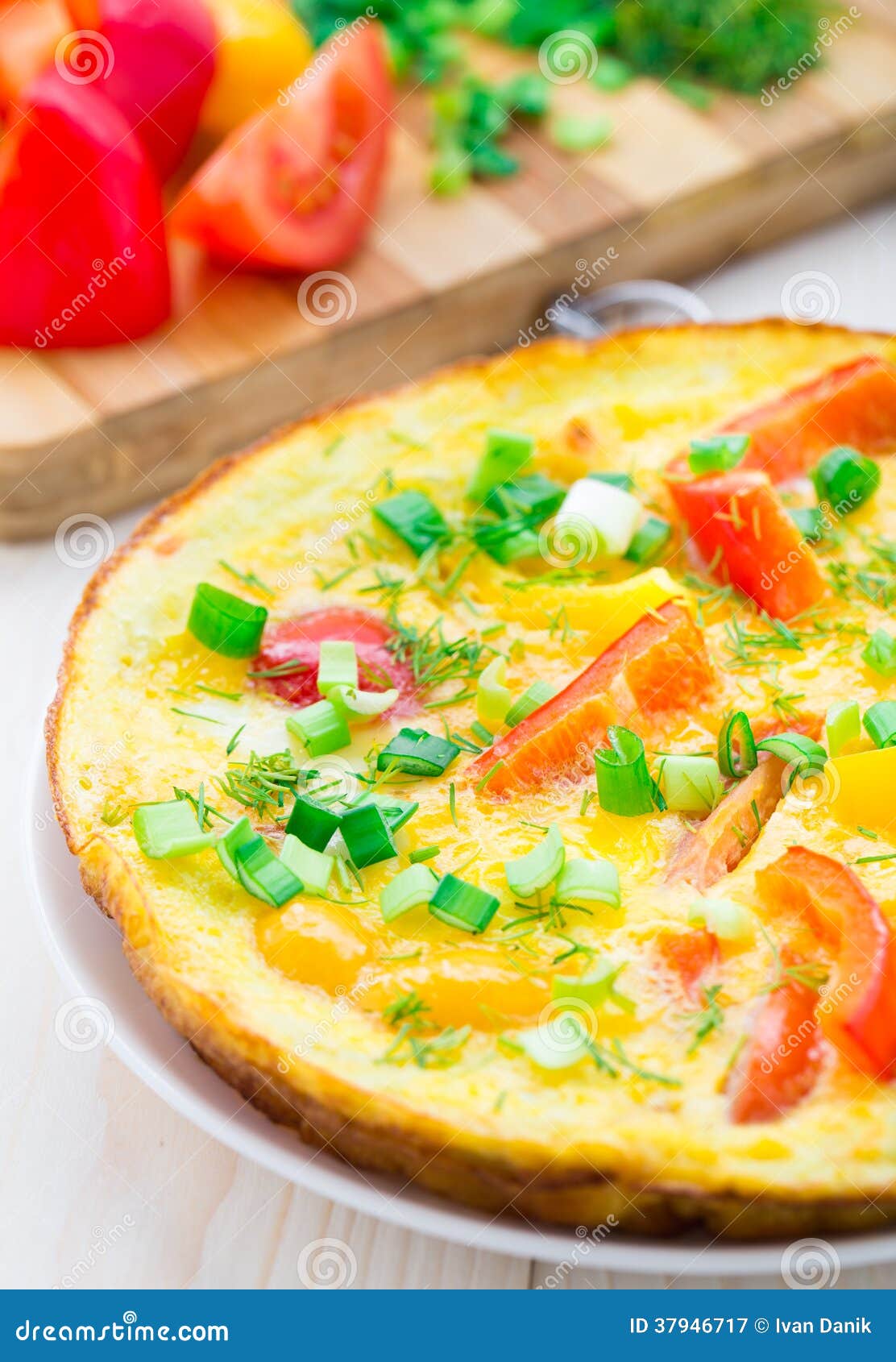 Omelet met groenten stock afbeelding. Image of peper - 37946717