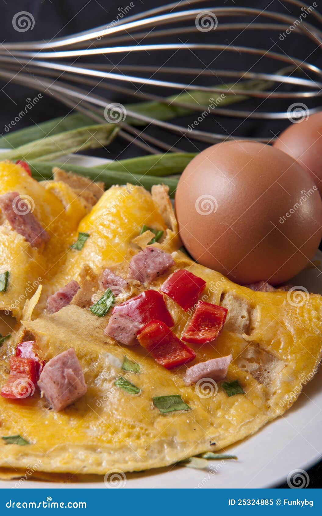 Omelett mit Schinken stockbild. Bild von schinken, kraut - 25324885