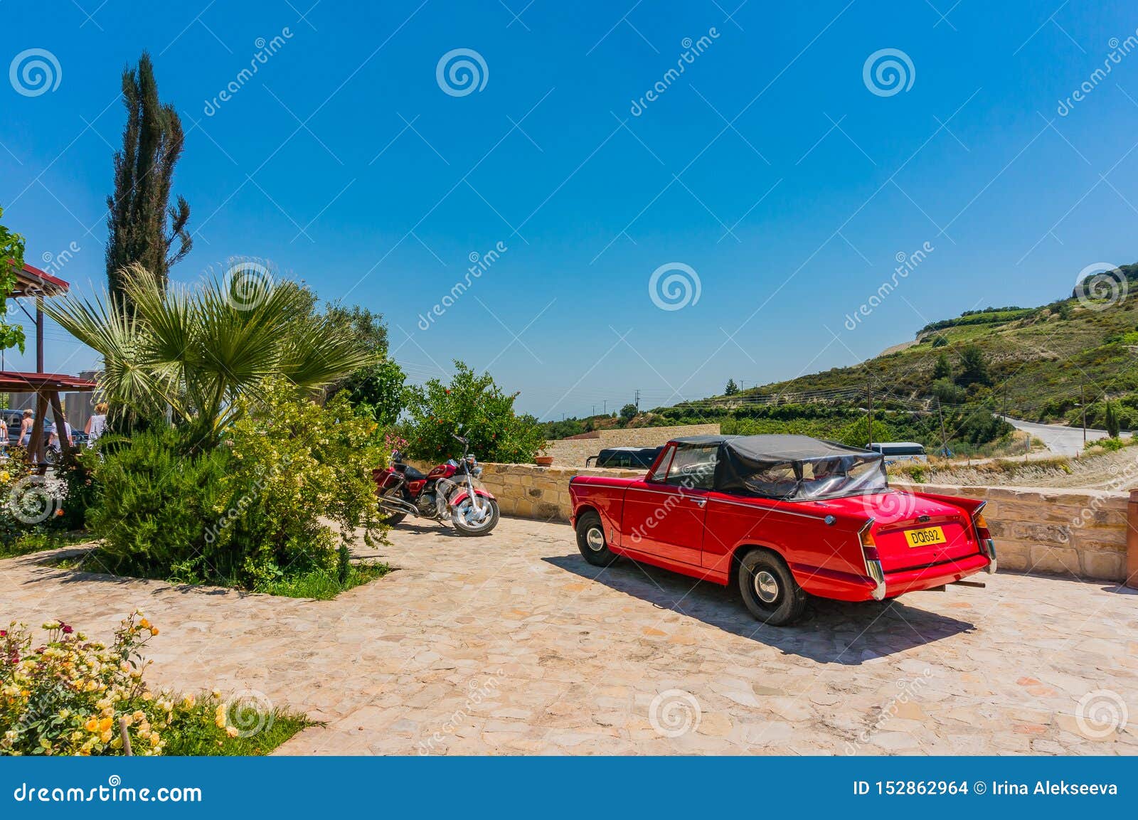 Omodos 塞浦路斯 18年6月7日 一个常去之岛的五颜六色的场面troodos山的美丽的红色汽车和一辆红色摩托车编辑类库存图片 图片