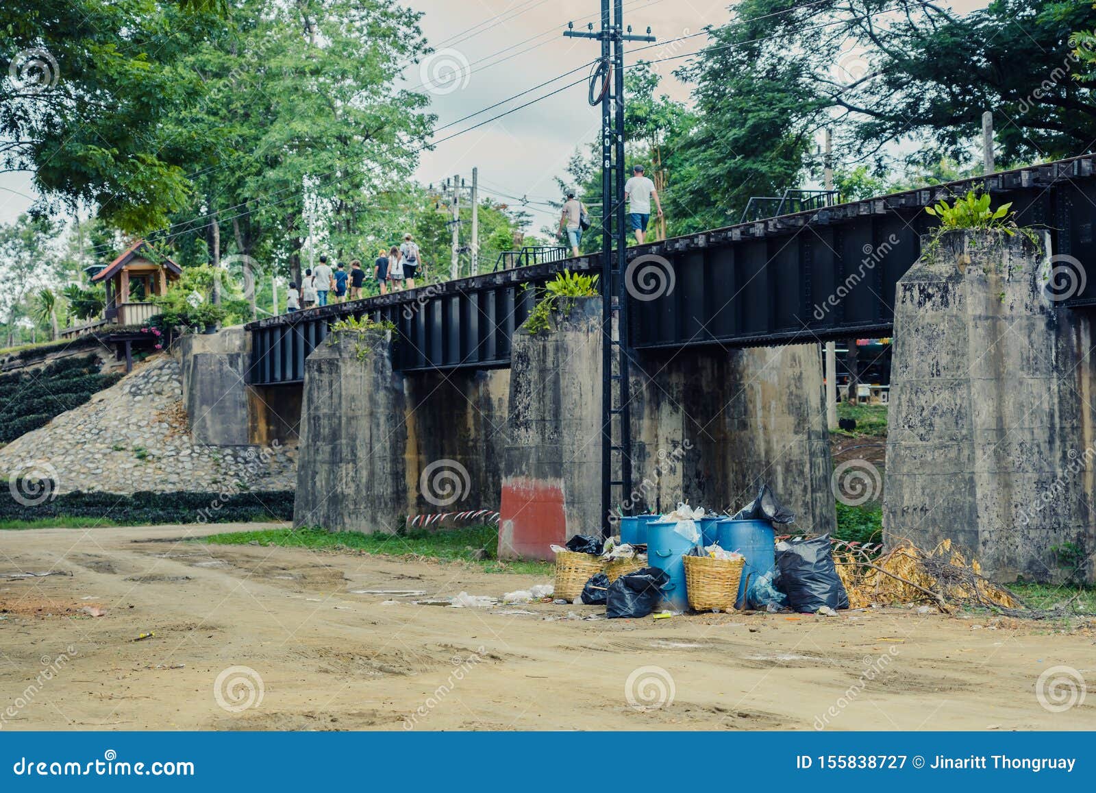 OmrÃ¥det som dumpade sopor under Bron Ã¶ver floden Kwai i Kanchanaburi, Thailand. skrÃ¤pavfall, massor av skrÃ¤p. OmrÃ¥det som dumpade sopor under Bron Ã¶ver floden Kwai i Kanchanaburi, Thailand. skrÃ¤pavfall, skrÃ¤pavfall, plastavfall Ã¤r miljÃ¶fÃ¶roreningar