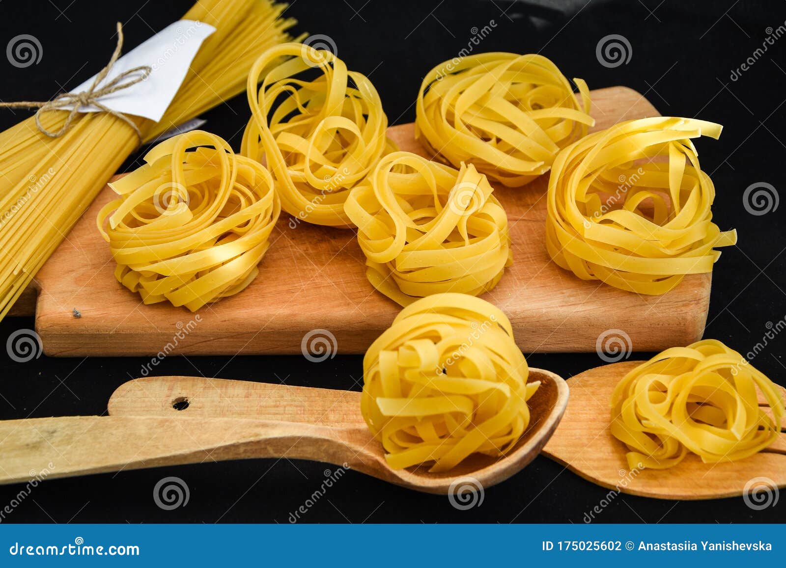 litteken Veroveraar mooi Onbewerkte Spaghetti En Tagliatelle Ronde Bollen Van Deegwaren Stock Foto -  Image of ingrediënt, voeding: 175025602