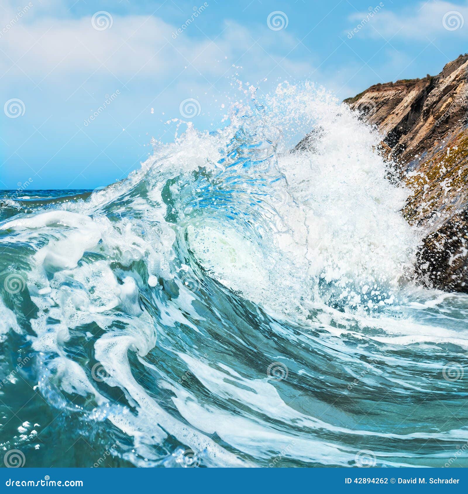 Onda di schianto. Un'onda che si schianta sulla riva rocciosa alla spiaggia di stato di Gaviota in California centrale