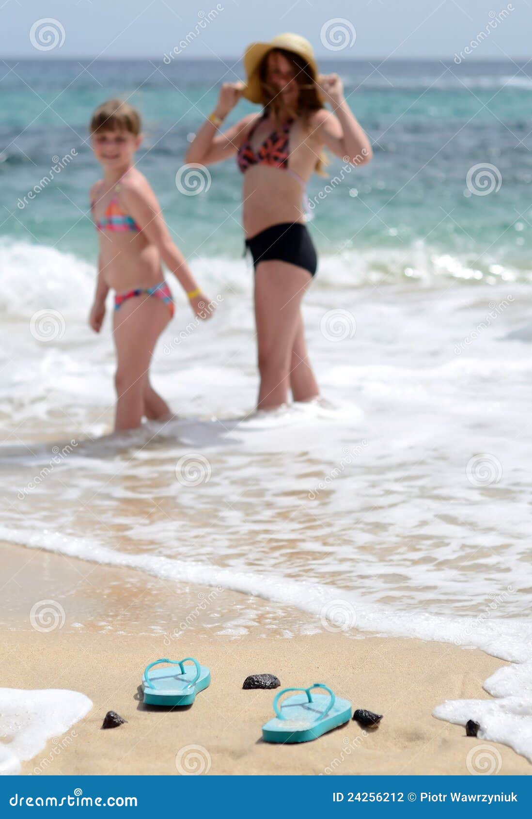 Onda que toma fracasos de tirón. Diversión de la muchacha en la playa tropical