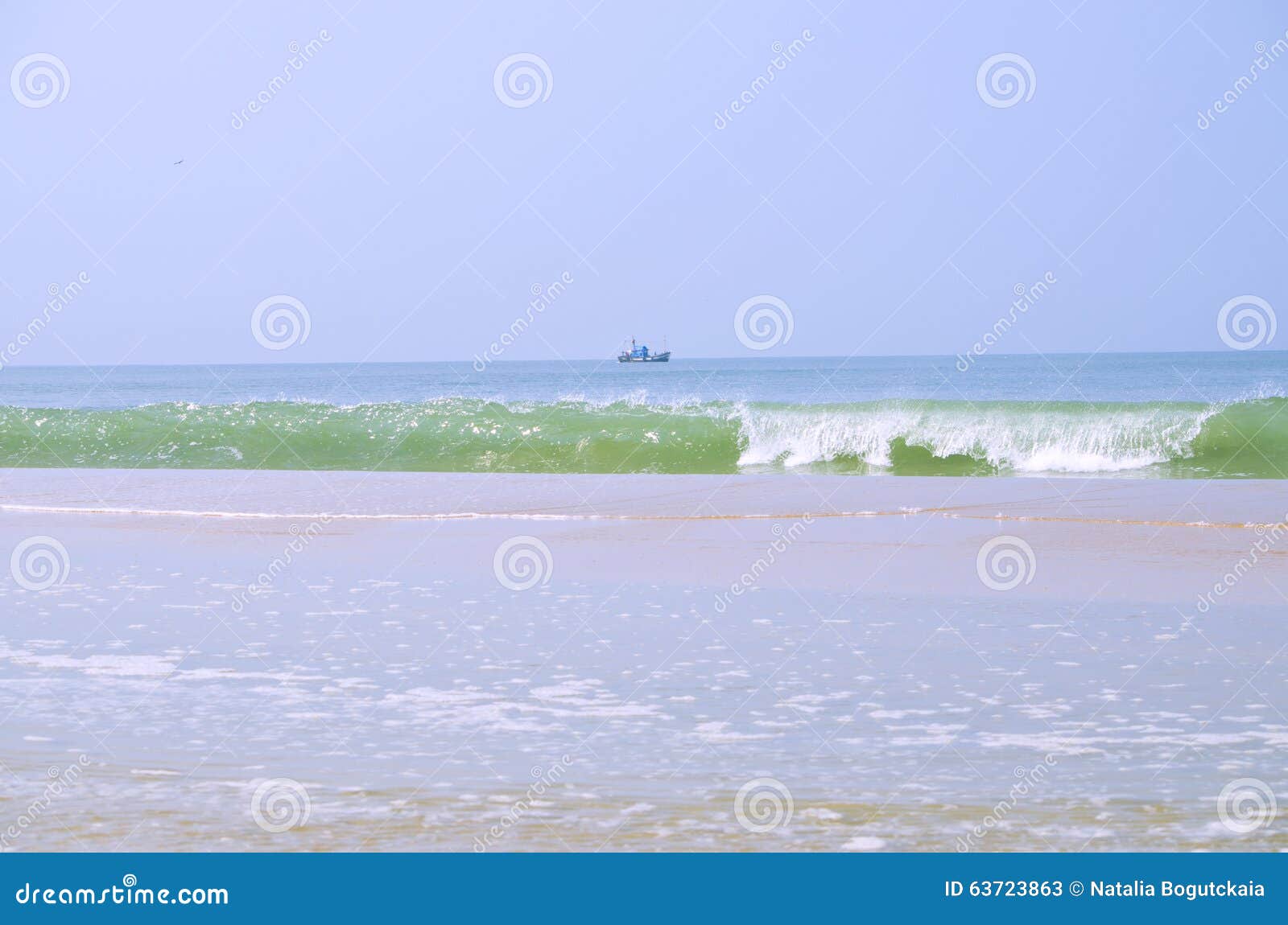 Ondas do mar e barco do pescador. Paisagem de ondas do mar e de barco do pescador