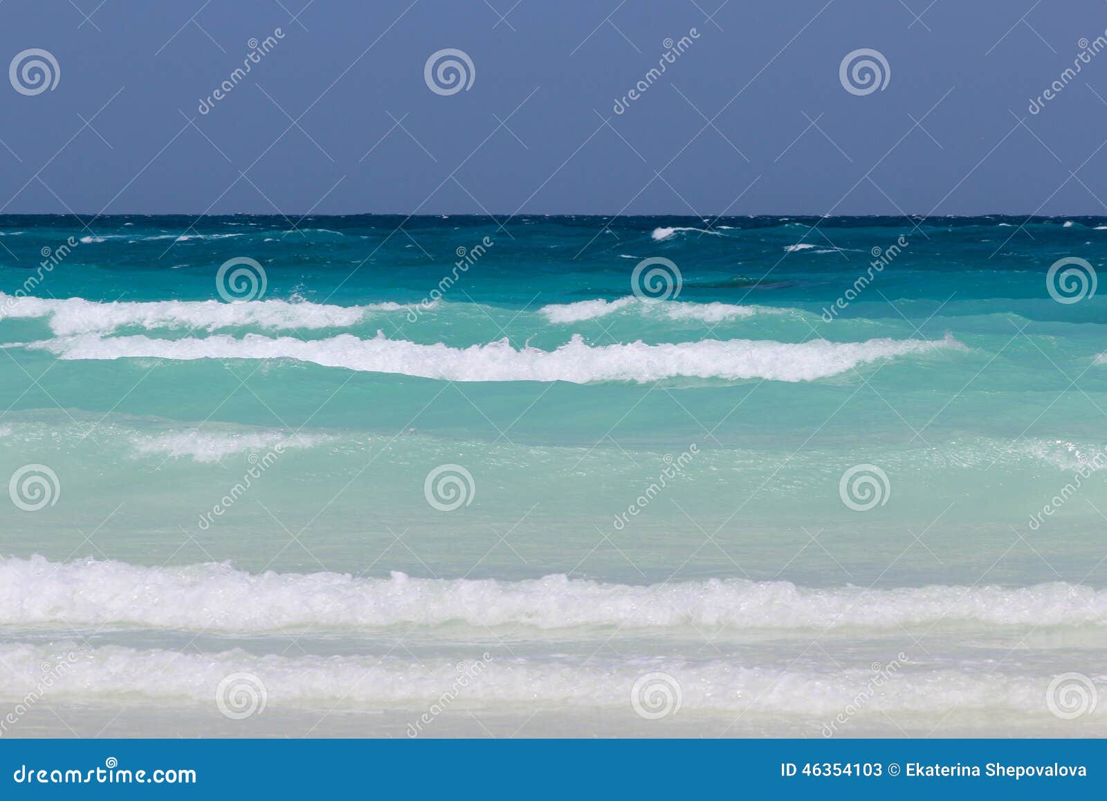 Onde di oceano blu. Schiuma blu delle onde di oceano tropicale
