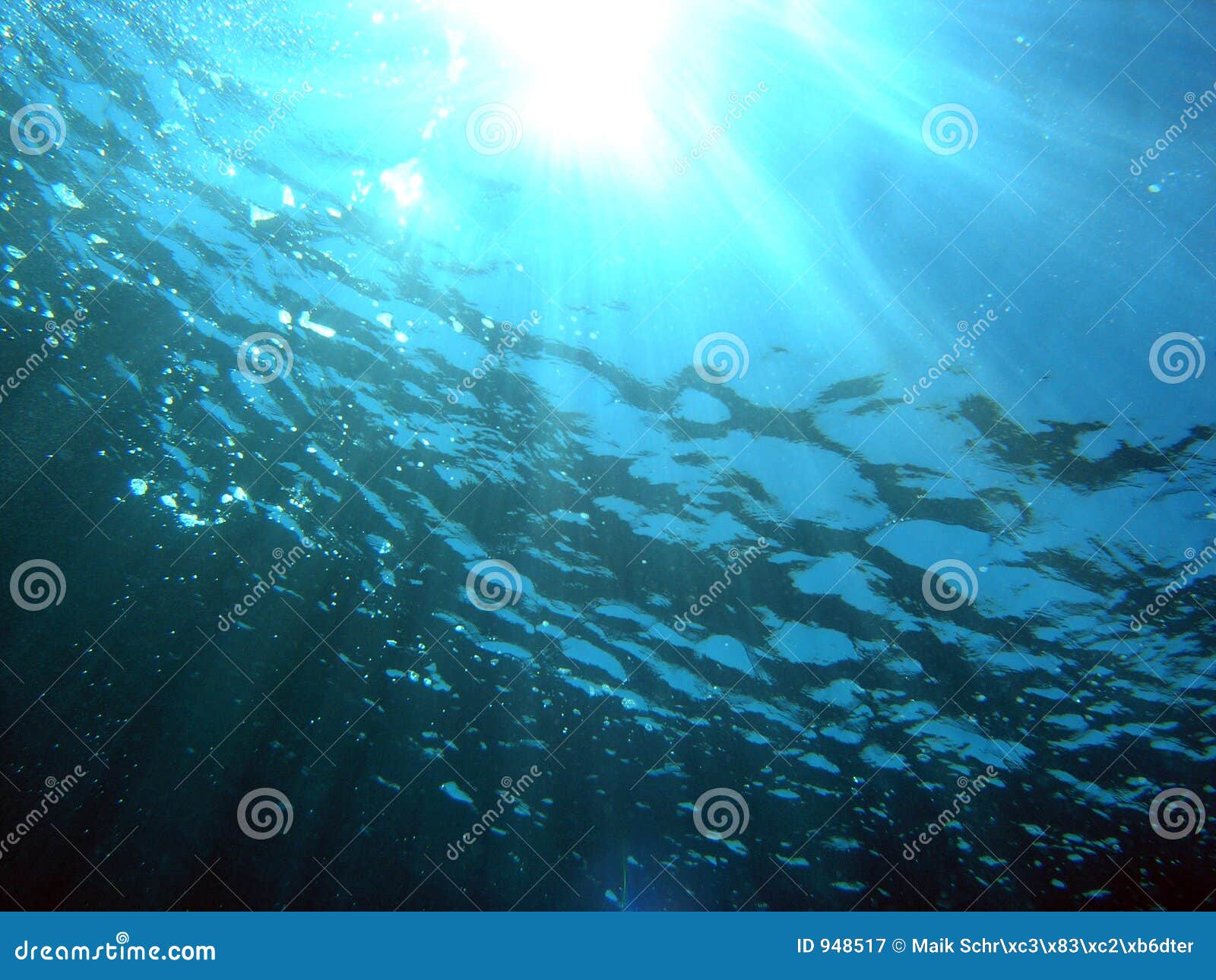 Onderwater licht stock afbeelding. Image of straal, motie 948517