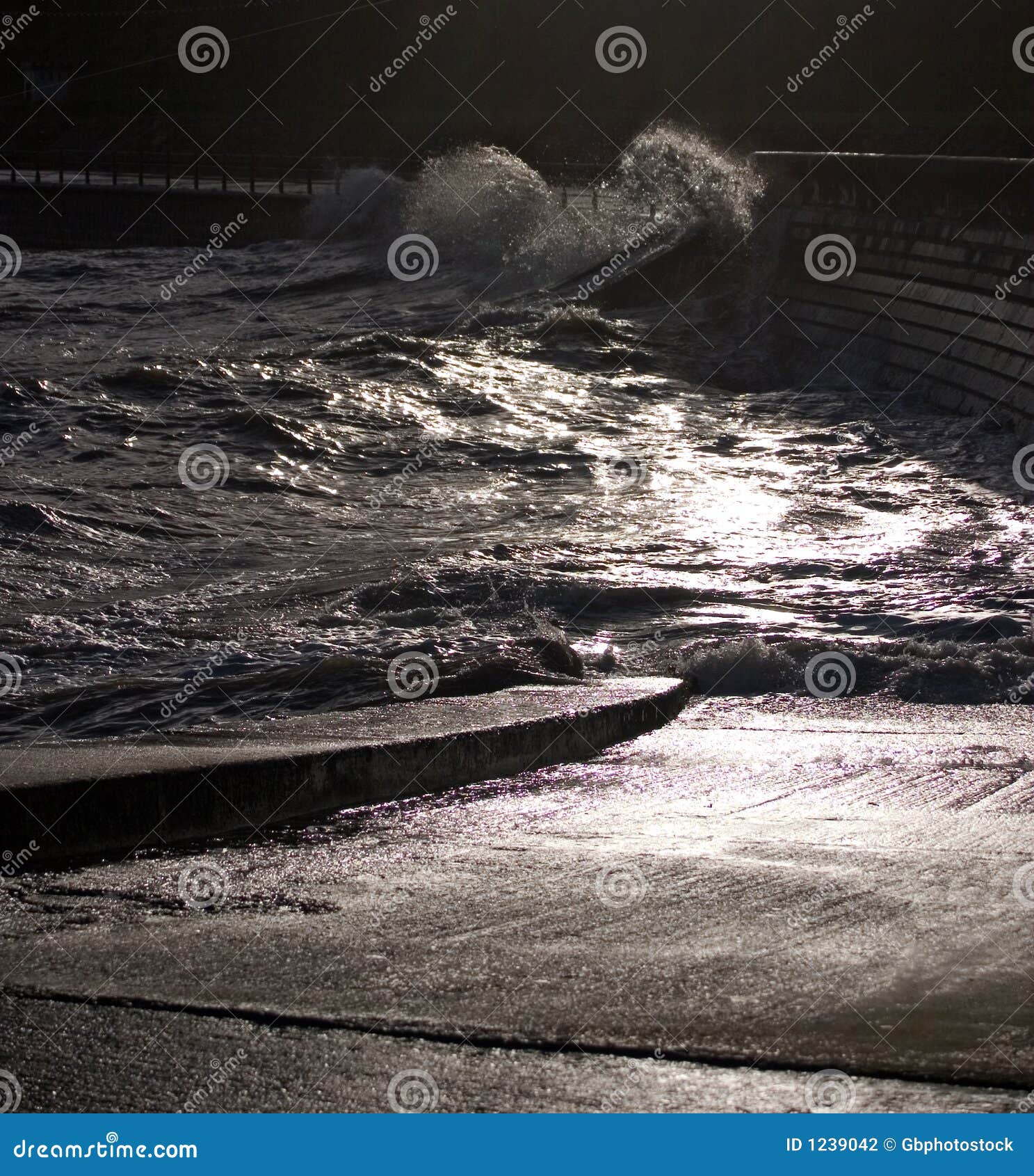 Ondes de l'hiver. Ondes se cassant sur les défenses côtières