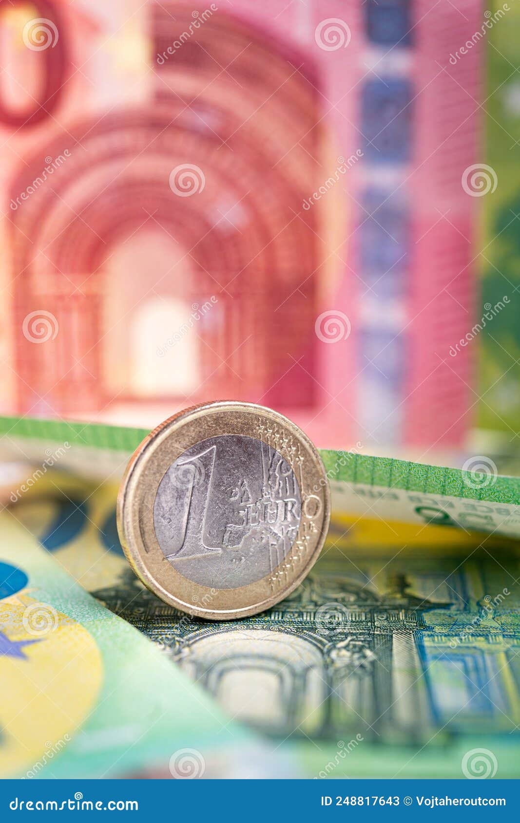 Italian 1 Euro coin on a 10 Euro note Stock Photo - Alamy