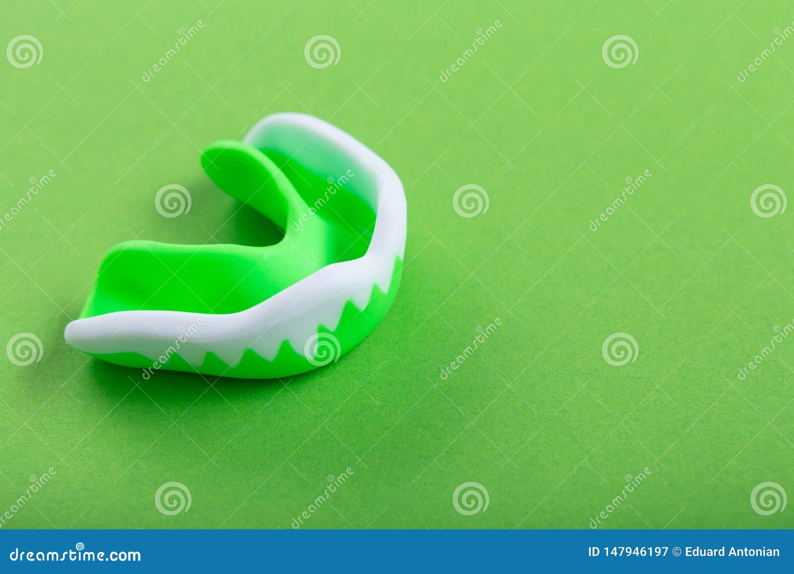 omzeilen Gezichtsveld sector One Green Kappa on a Green Background, Tooth Protection, Sport Stock Image  - Image of protector, human: 147946197