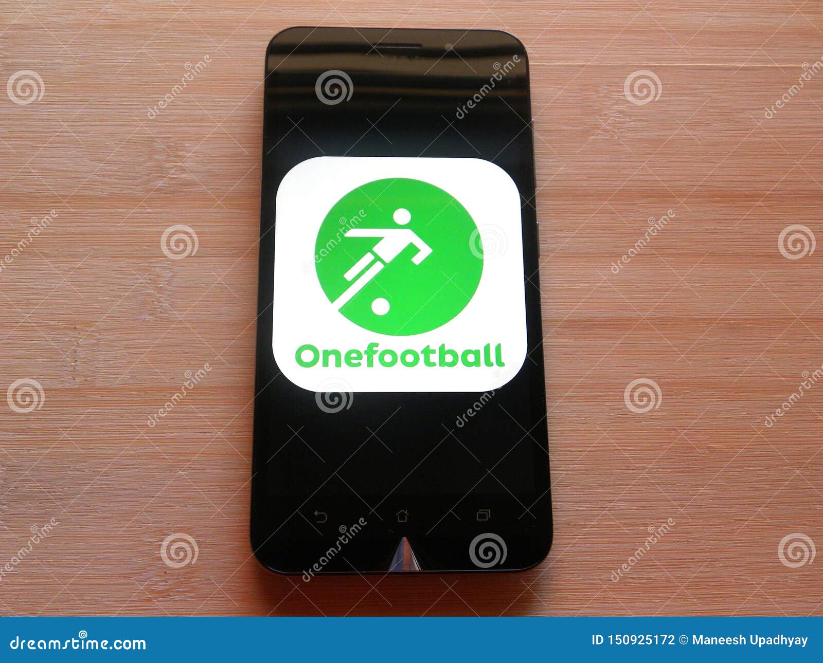 App di Onefootball sullo smartphone tenuto sulla tavola di legno