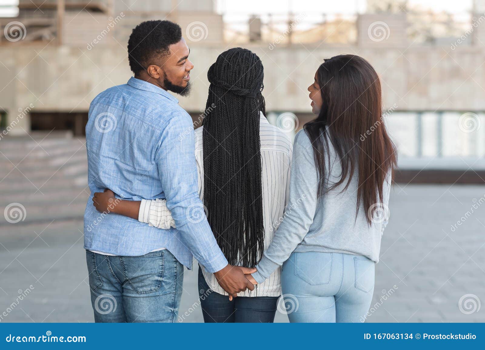 Ongelovige Afrikaanse Man Bedriegt Zijn Vrouw Met Haar Beste Vriend Stock Foto Image Of 