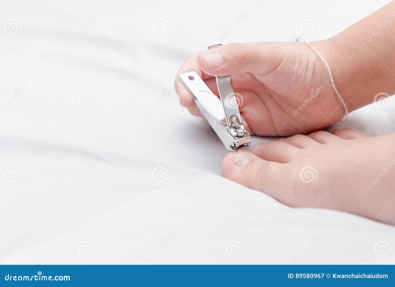 Ongle De Pied De Coupe D'enfant De Fille Par Des Coupe-ongles