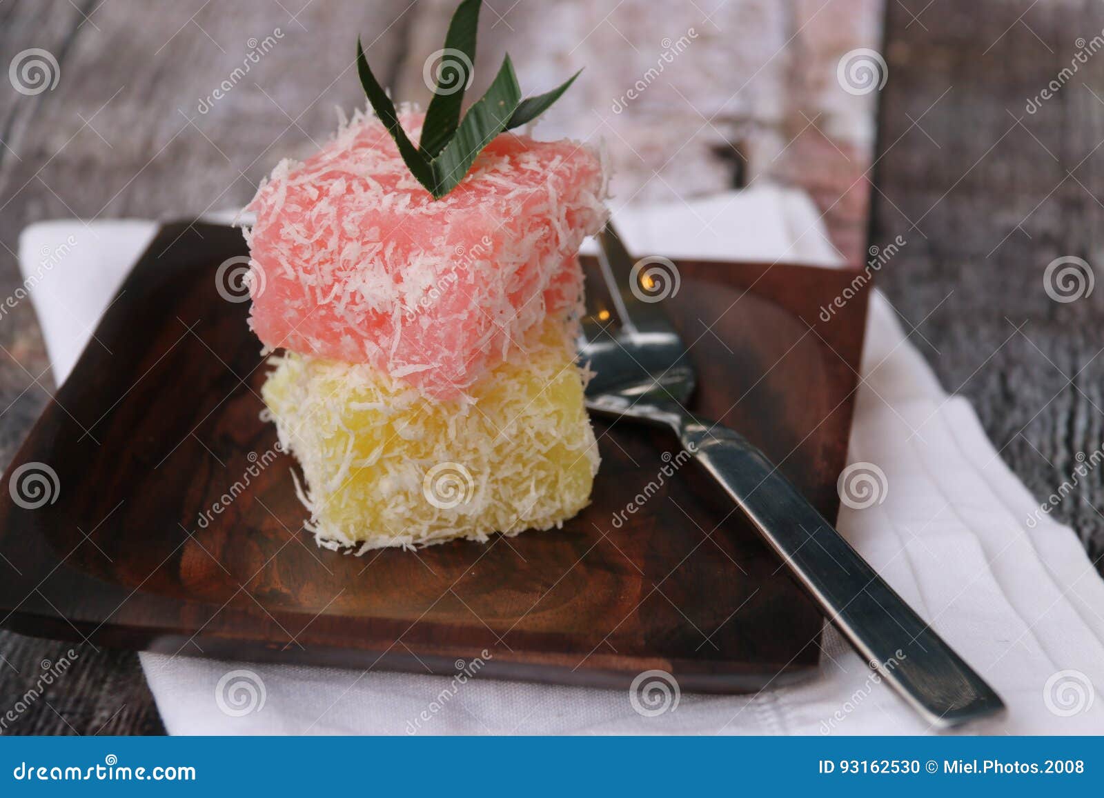 Ongol Ongol Singkong Gateau De Manioc Avec La Noix De Coco Rapee Photo Stock Image Du Rustique Enduit Ongol Ongol Singkong Gateau De Manioc Avec La Noix De Coco Rapee Photo Stock Image Du Rustique Enduit