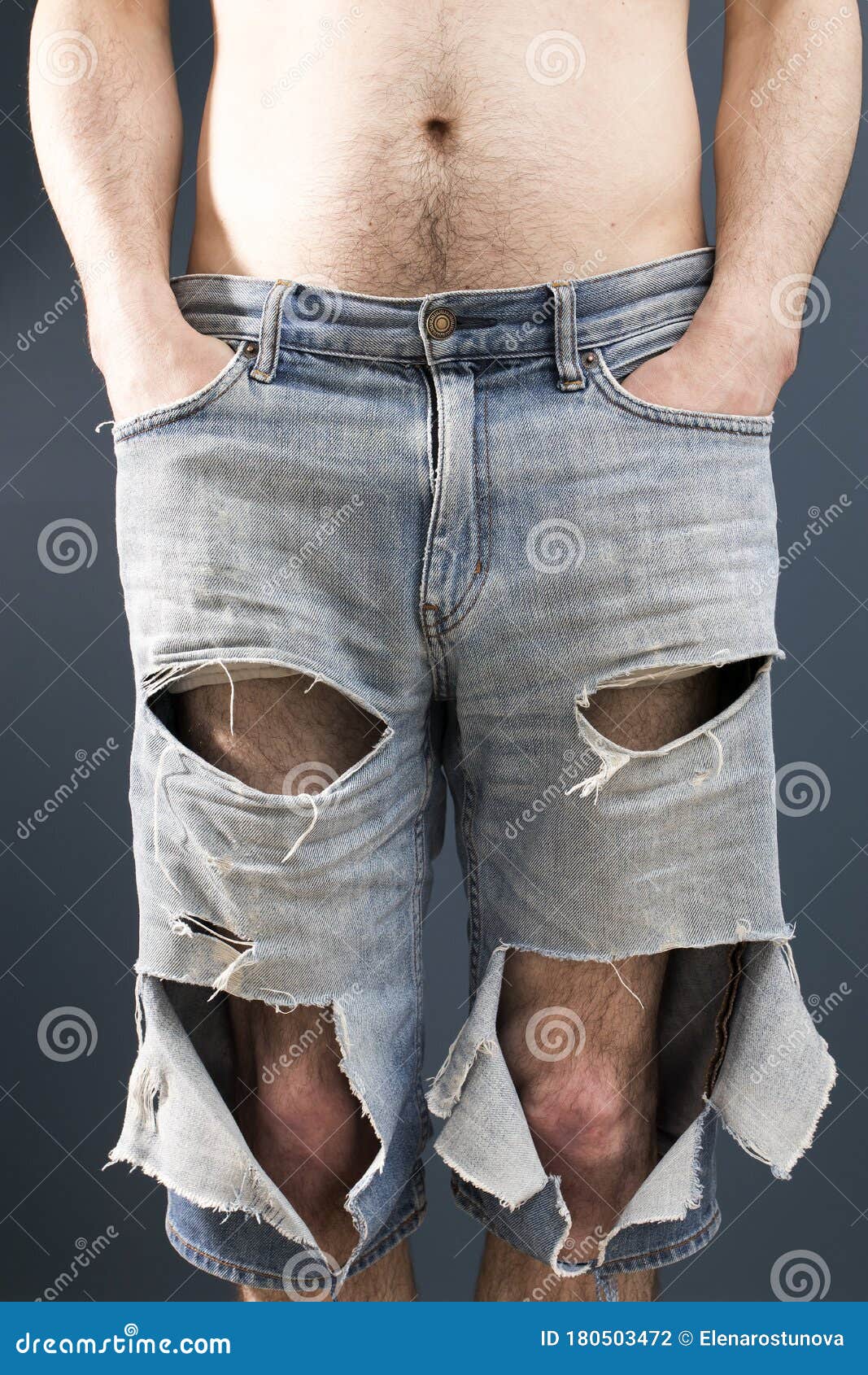 Onherkenbaar Man in Blauw Geknipte Jeans Op Naakt Lichaam Met Haarbenen.  Concept Wat Er Na Isolatie En Quarantaine Zal Gebeuren Stock Foto - Image  of knie, vernietigd: 180503472