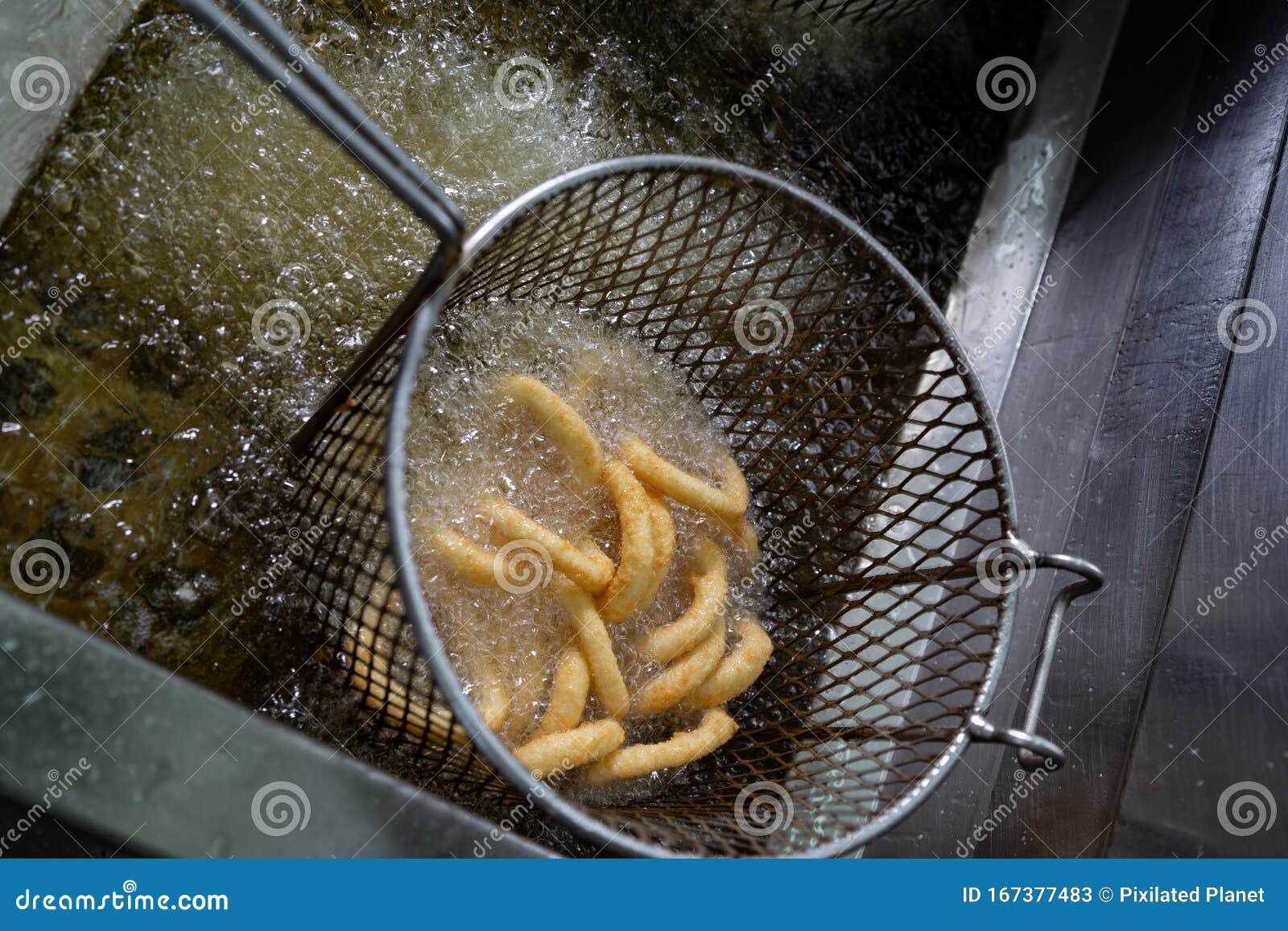 Onion Rings in a Deep Fryer with Boiling Oil 库存图片 图片 包括有 捏碎, 没人