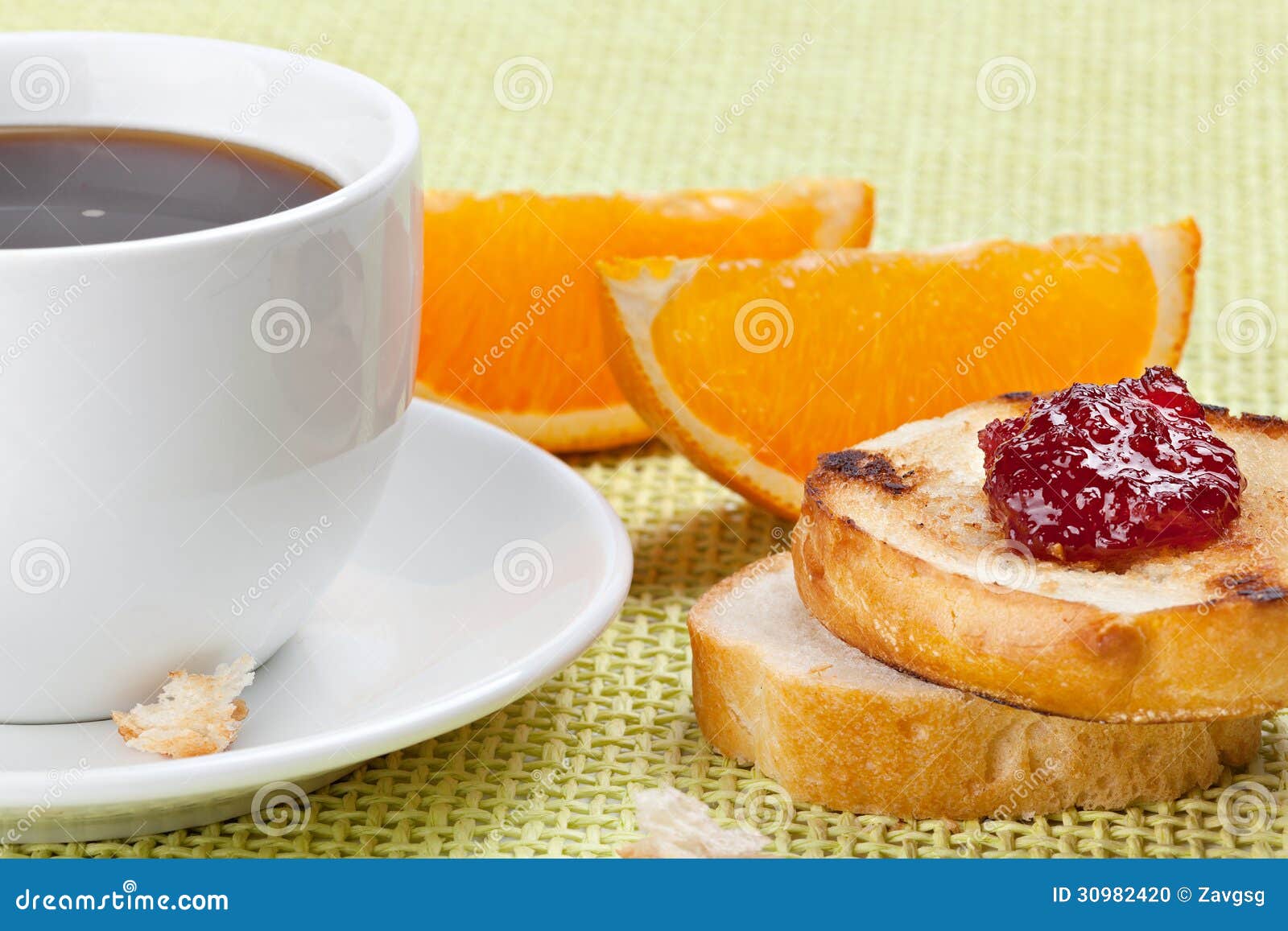 Ontbijt met koffie, toost, kersenjam en sinaasappel. Ontbijt met koffie, toost, kersenjam en oranje segment