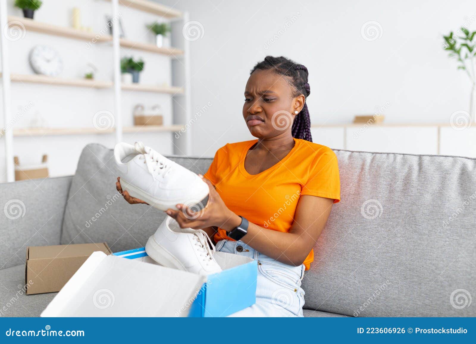 Ontevreden Vrouw Die De Doos Vanuit De Online Winkel En Die Het Verkeerde Geleverde Object is Ongelukkig Met Ontvan Stock - Image of zwart: 223606926