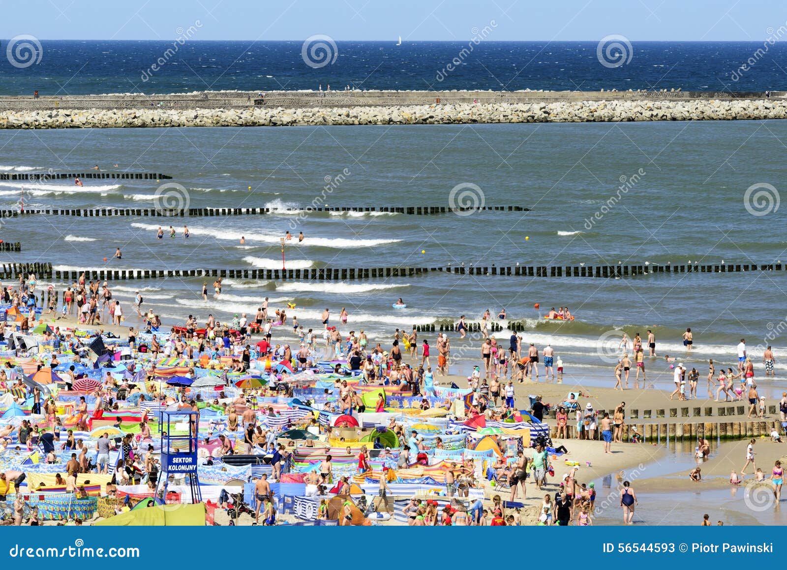 Oostzee bij de zomerdag. Ustka, Polen - Juli 07, 2015: De scène op het strand in Ustka tijdens het toeristenseizoen op een zonnige dag Een grote groep mensen van alle leeftijden - zijn zichtbaar op het strand Het strand wordt gevestigd op de Oostzee