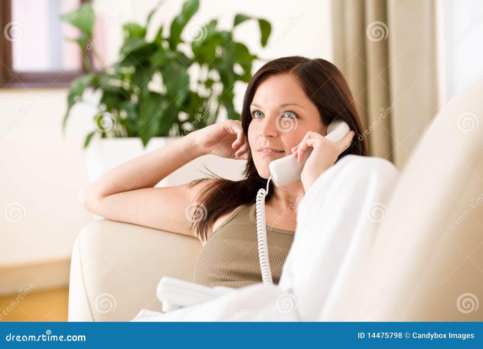 Жена разговаривает по телефону а ее. Взрослая женщина с телефоном. Счастливая женщина с телефоном. Девушка говорит по телефону дома. Девушка говорит по домашнему телефону.