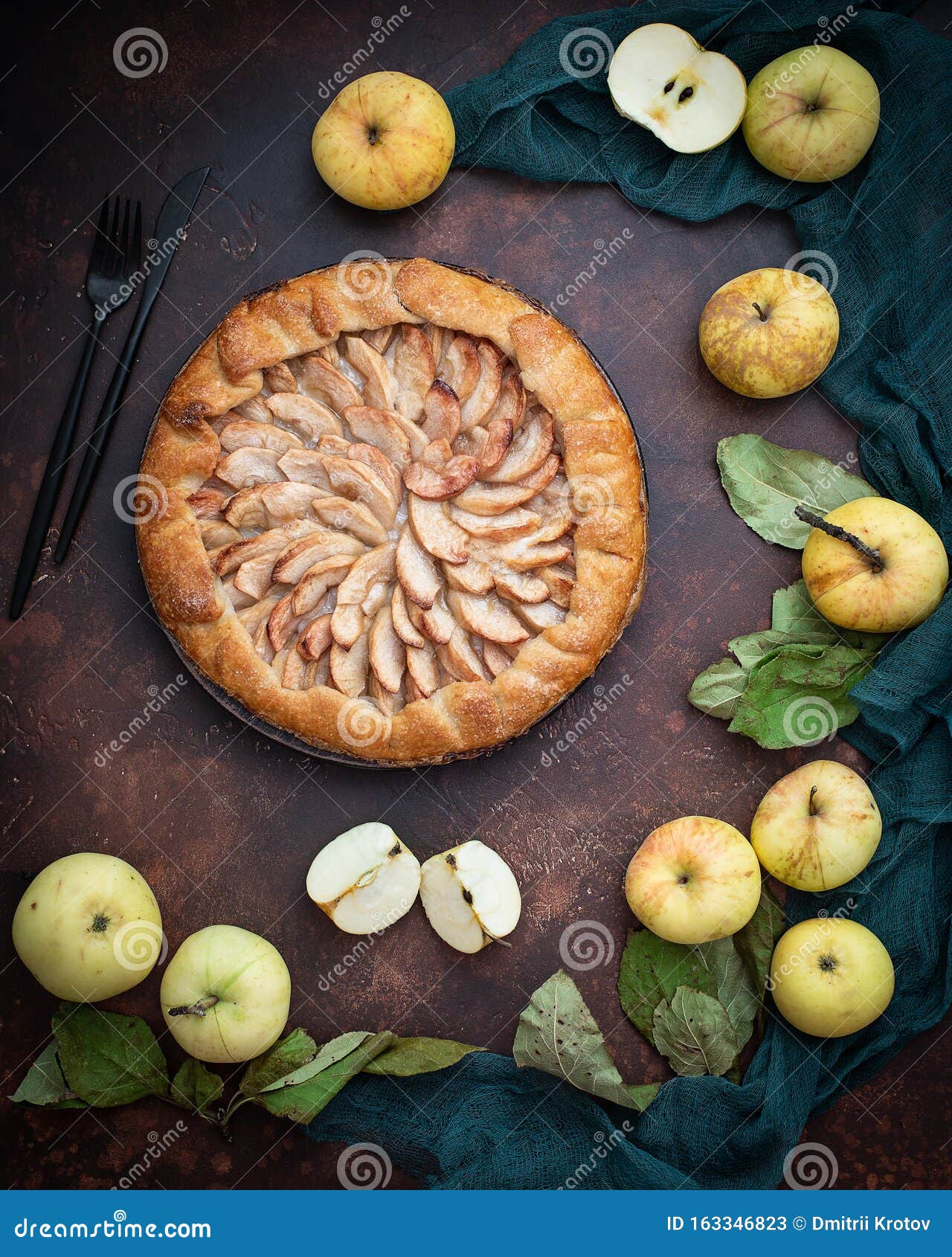 open apple pie, galleta. around - fresh apples and green leaves