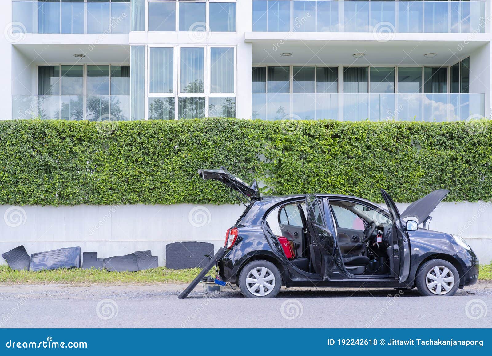 open the car door to ventilate the air contained in the car