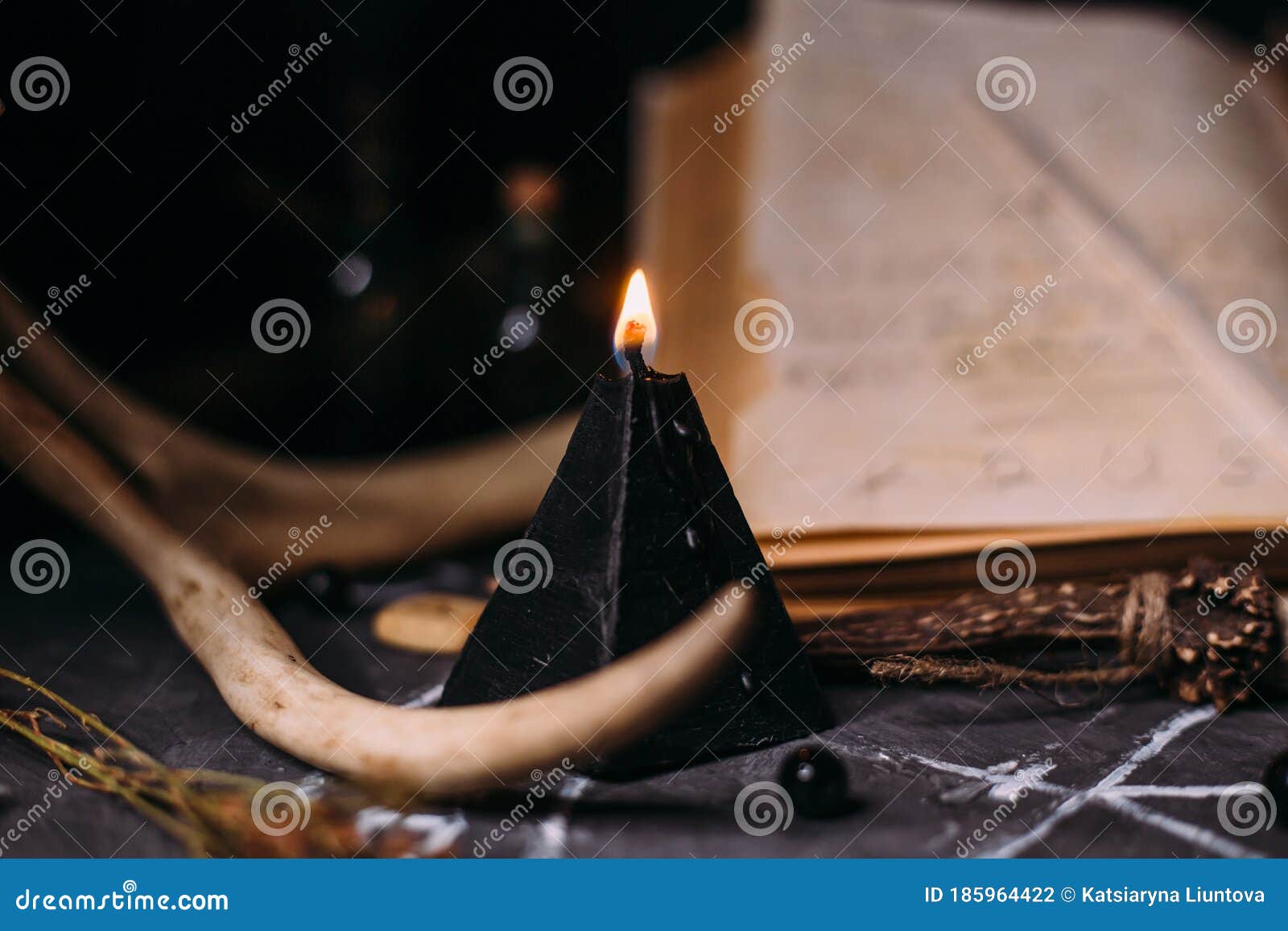 Песня черная свеча. Стол ведьмы. Medyum Ali Gurse. Table Occult Candles. Black Candle Magic.