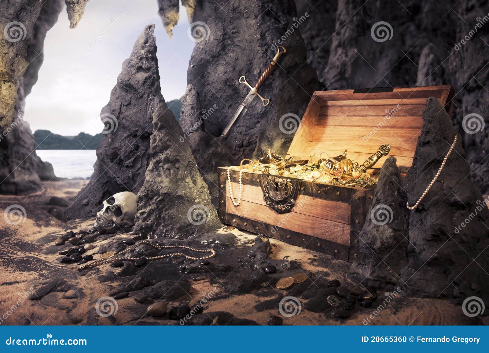 Golden chest hi-res stock photography and images - Alamy