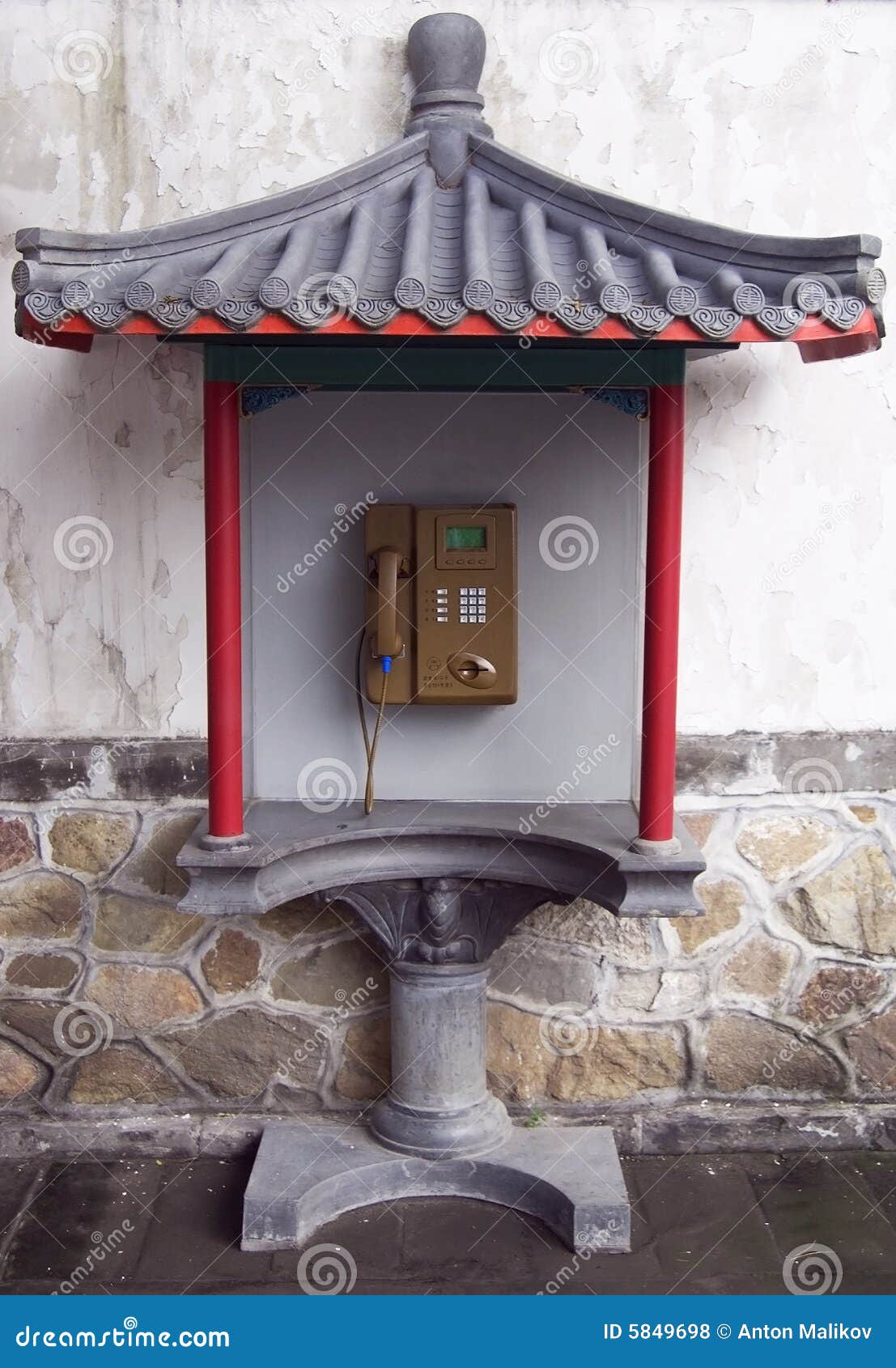 Openbare telefooncel in Chinese stijl. Telefooncel in Chinees stijl. Paleis Beijing.Summer.
