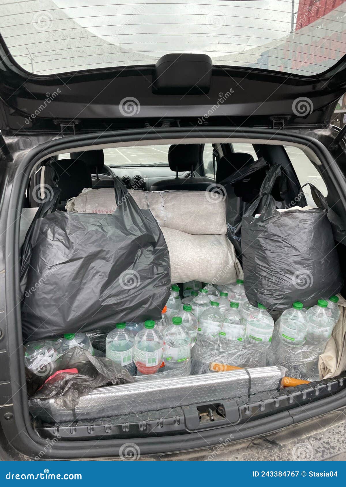 https://thumbs.dreamstime.com/z/opened-car-trunk-volunteer-packages-food-water-bottles-ukrainian-army-gratuitous-support-volunteers-people-war-243384767.jpg