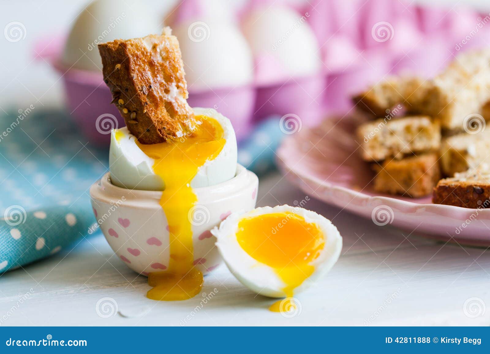 Opened Kochte Blaues Entenei Mit Weichem Eigelb Mit Toastsoldatdi