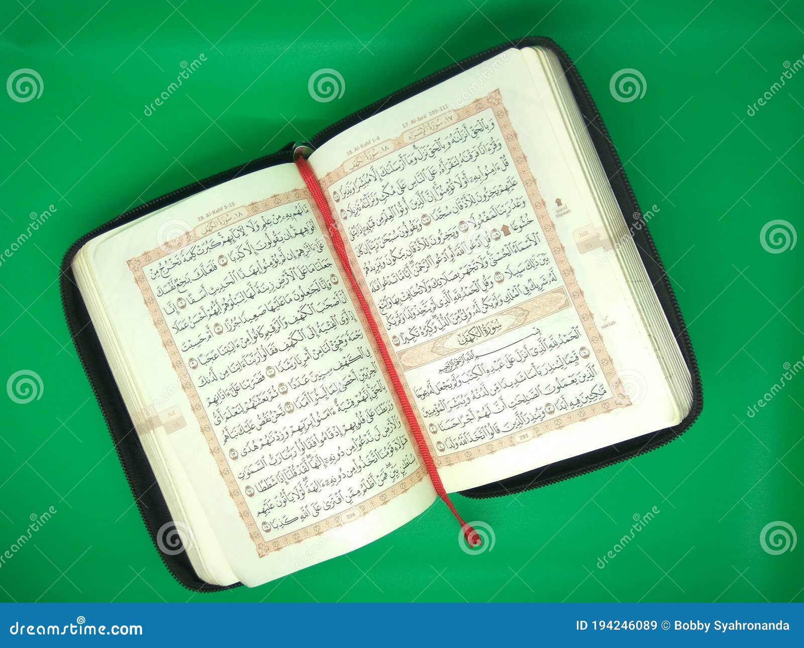 Mushaf Al-Quran là bản in đặc biệt của Quran, được đánh dấu kỹ càng và giữ trong sự tôn trọng cao độ. Hình ảnh này sẽ cho bạn cái nhìn tổng quan về những trang sách thiêng liêng này, từ hệ thống chữ viết đến cách sắp xếp các bài đọc trong đó.