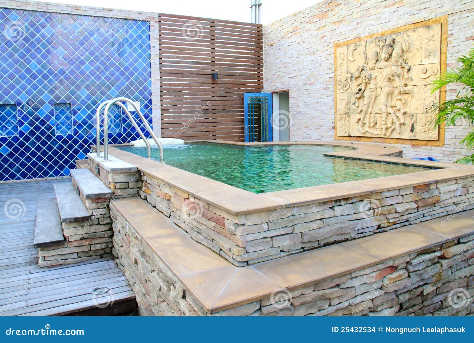 Openlucht jacuzzi met steen snijdende muur stock afbeeldingen ...