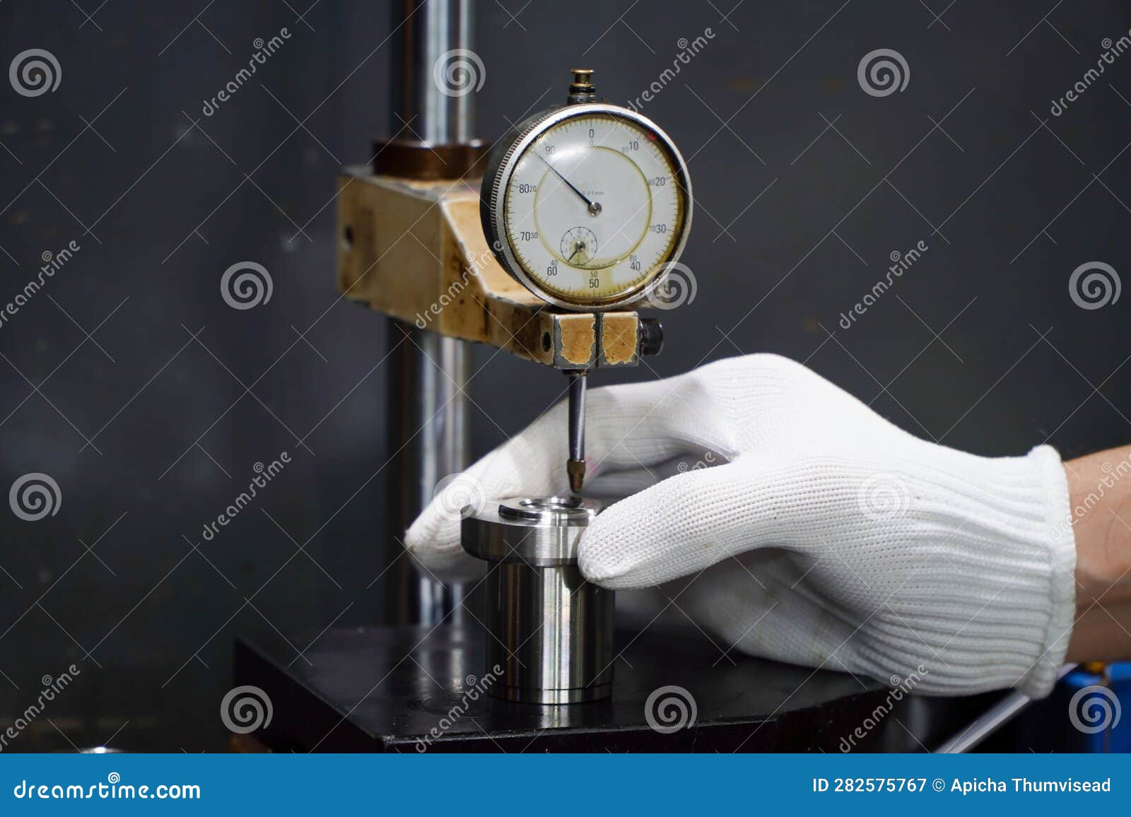 operator uses the indicator test dial on the stand for accurate measurements,dial test indicator on the stand for accurate