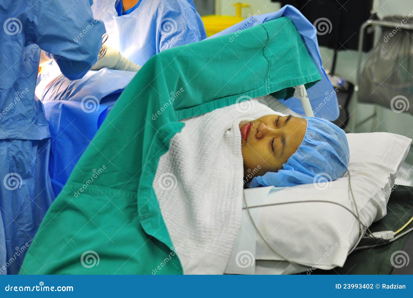Operação de sofrimento paciente. Uma matriz sob a operação cesarean para entregar seu bebê