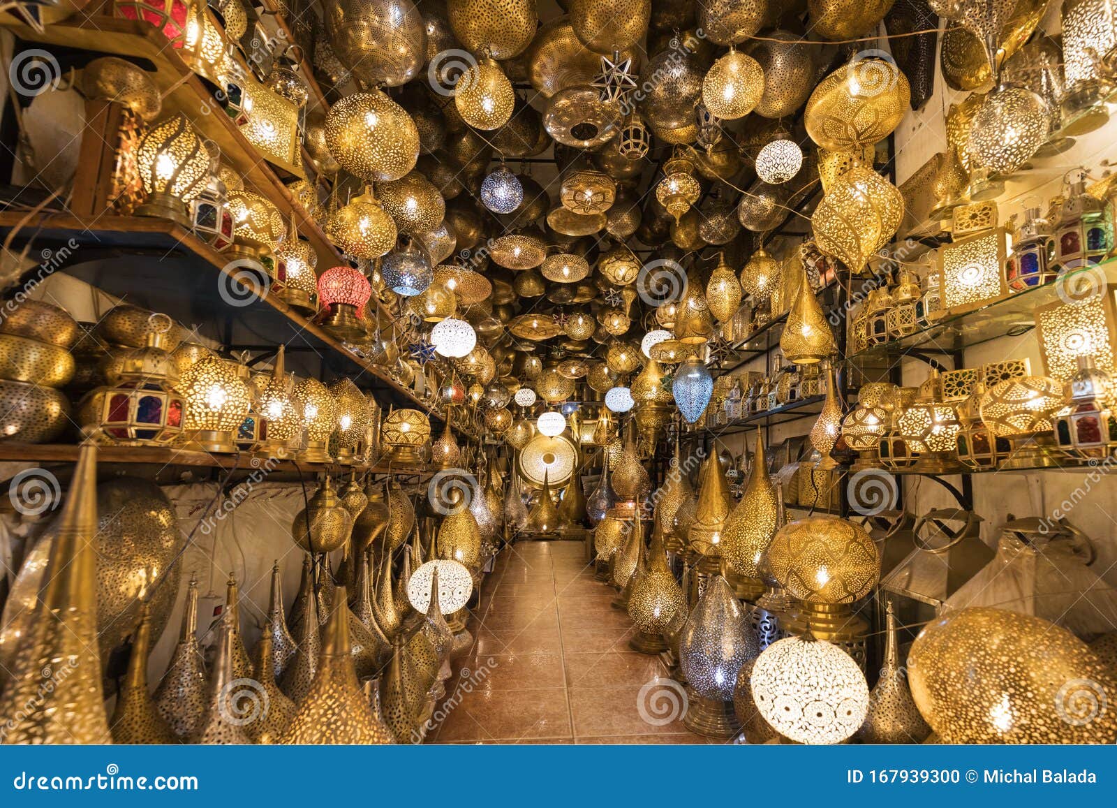Ophanglampen Van Marokkaanse Stijl Op De Markt Medina Lampen En Souvenir-winkels, Marrakech Traditionele Marokkaanse Markt Redactionele Afbeelding - Image of december, goud: 167939300