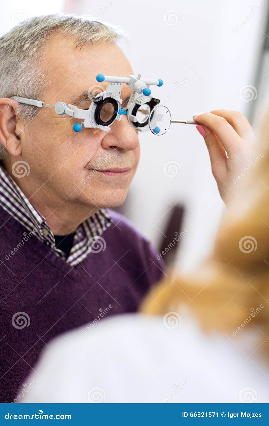 ophthalmic doctor measure distance of eyes pupil