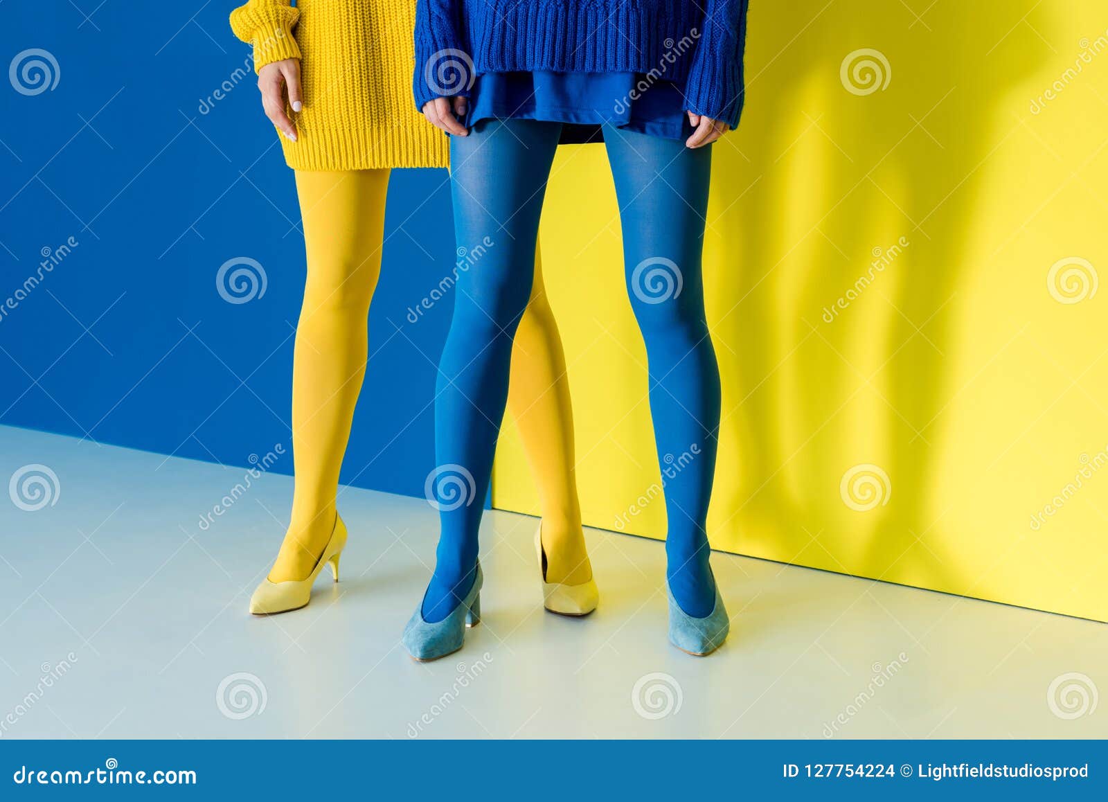 Opinião Colhida As Mulheres Meia-calça Azul E Amarela Vestindo No Fundo  Azul E Amarelo Foto de Stock - Imagem de voga, azul: 127754224