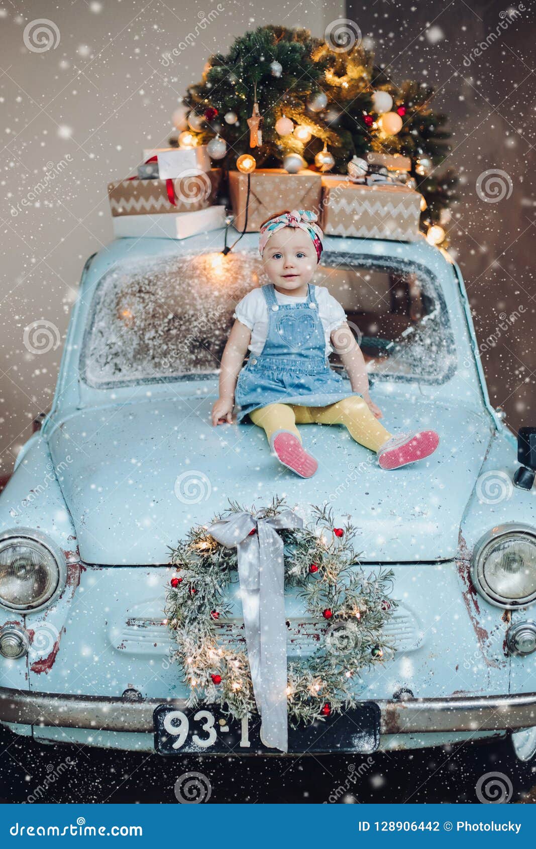 Foto Feliz Dia das Bruxas! Jovem atraente com sua pequena filha