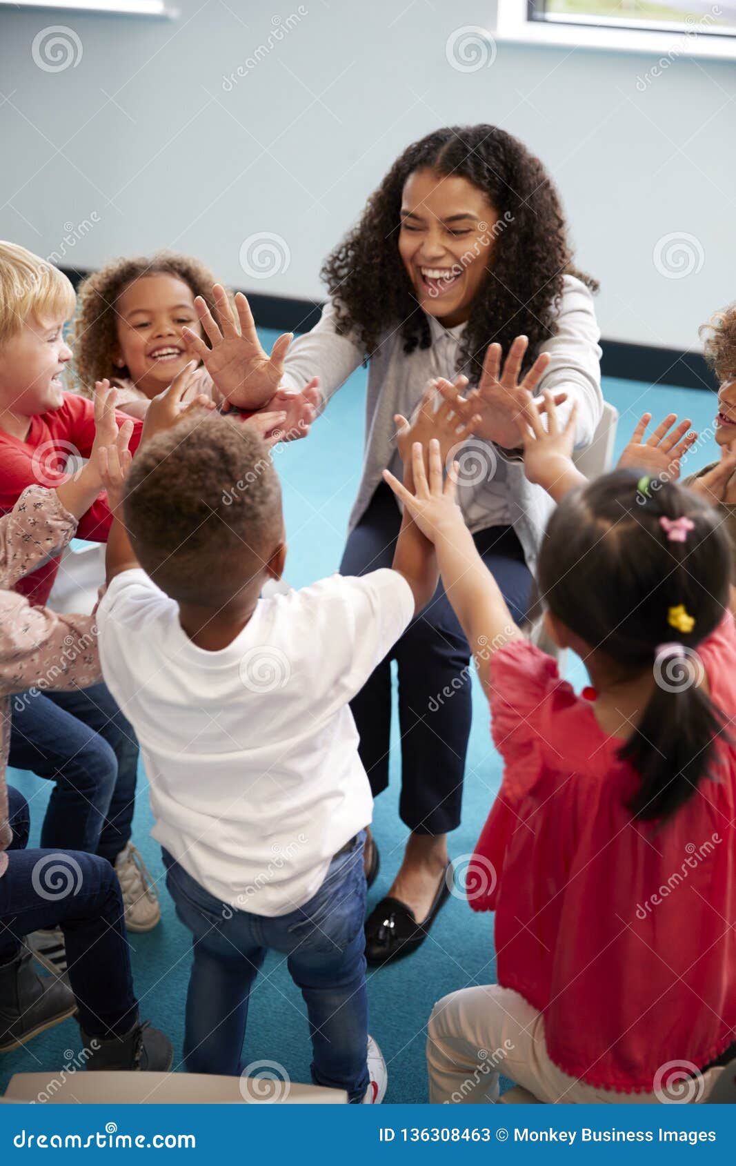 images Background Sala De Aula Infantil Vertical opiniao elevado alunos infantis em um