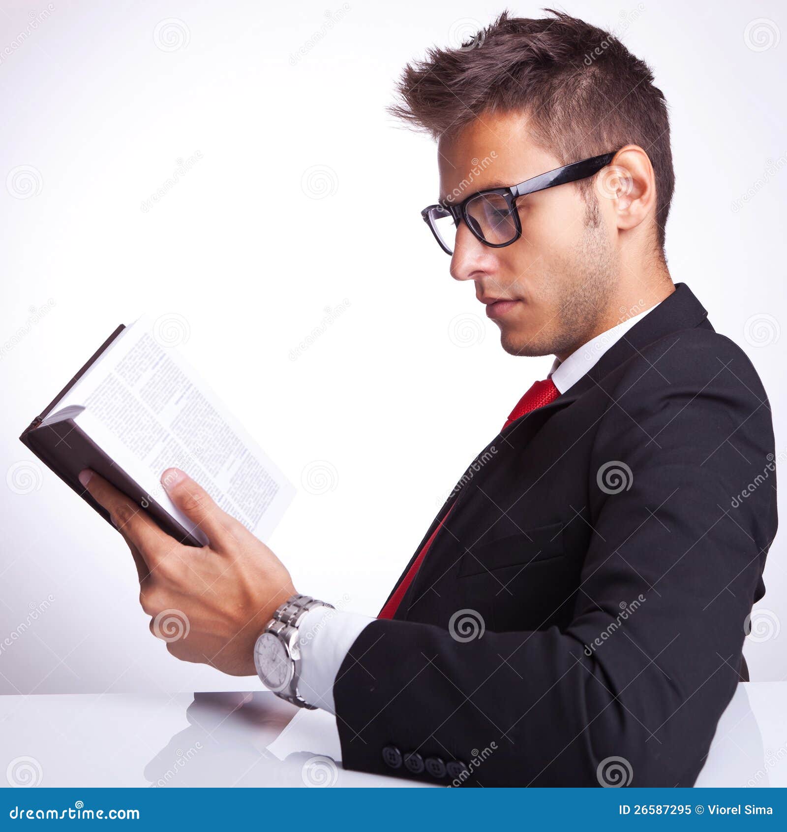 Мужчина читает смс