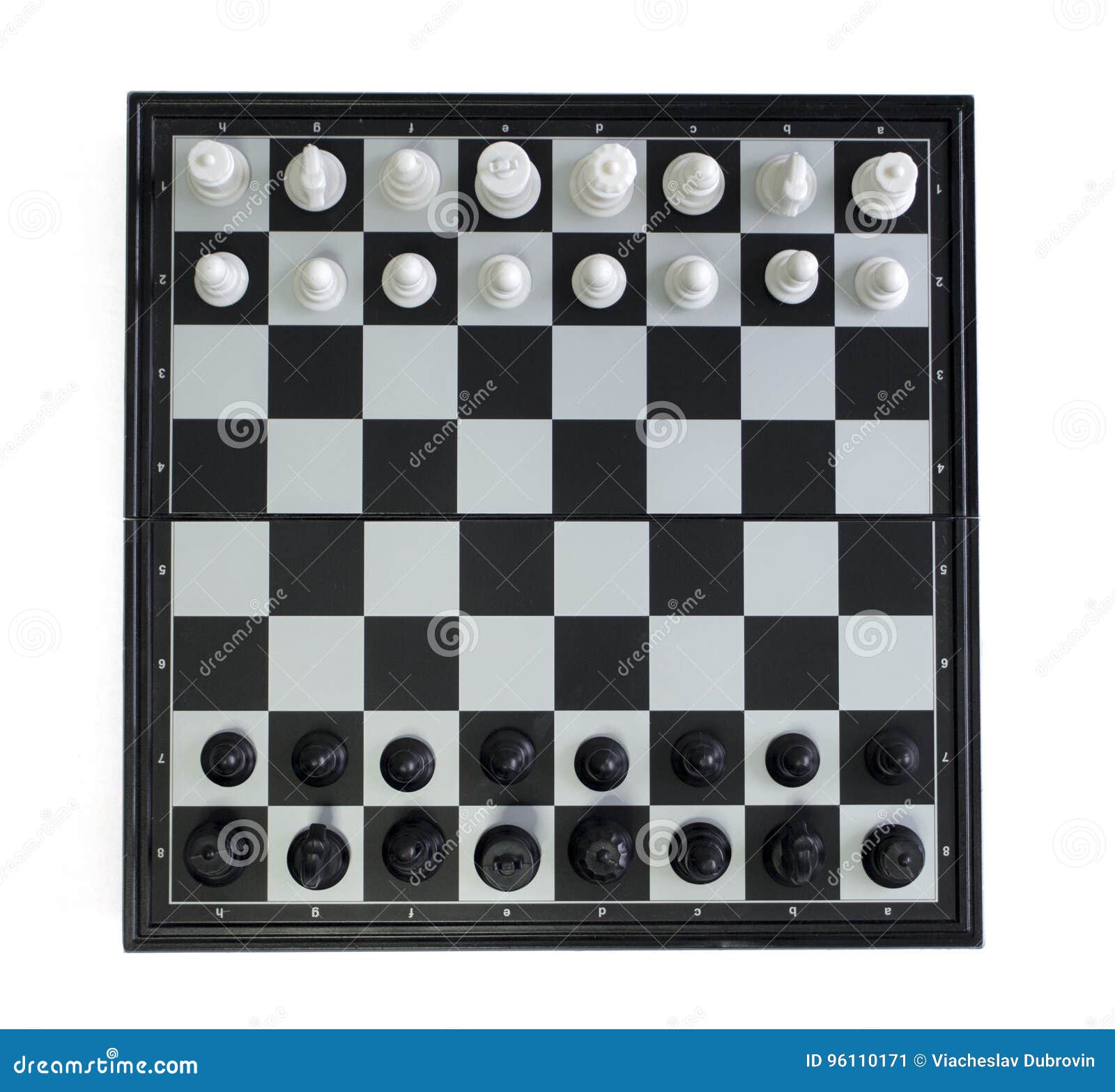 Relógio e peças de xadrez em um tabuleiro de xadrez como pano de fundo o  conceito de jogar e ganhar uma turnê de xadrez