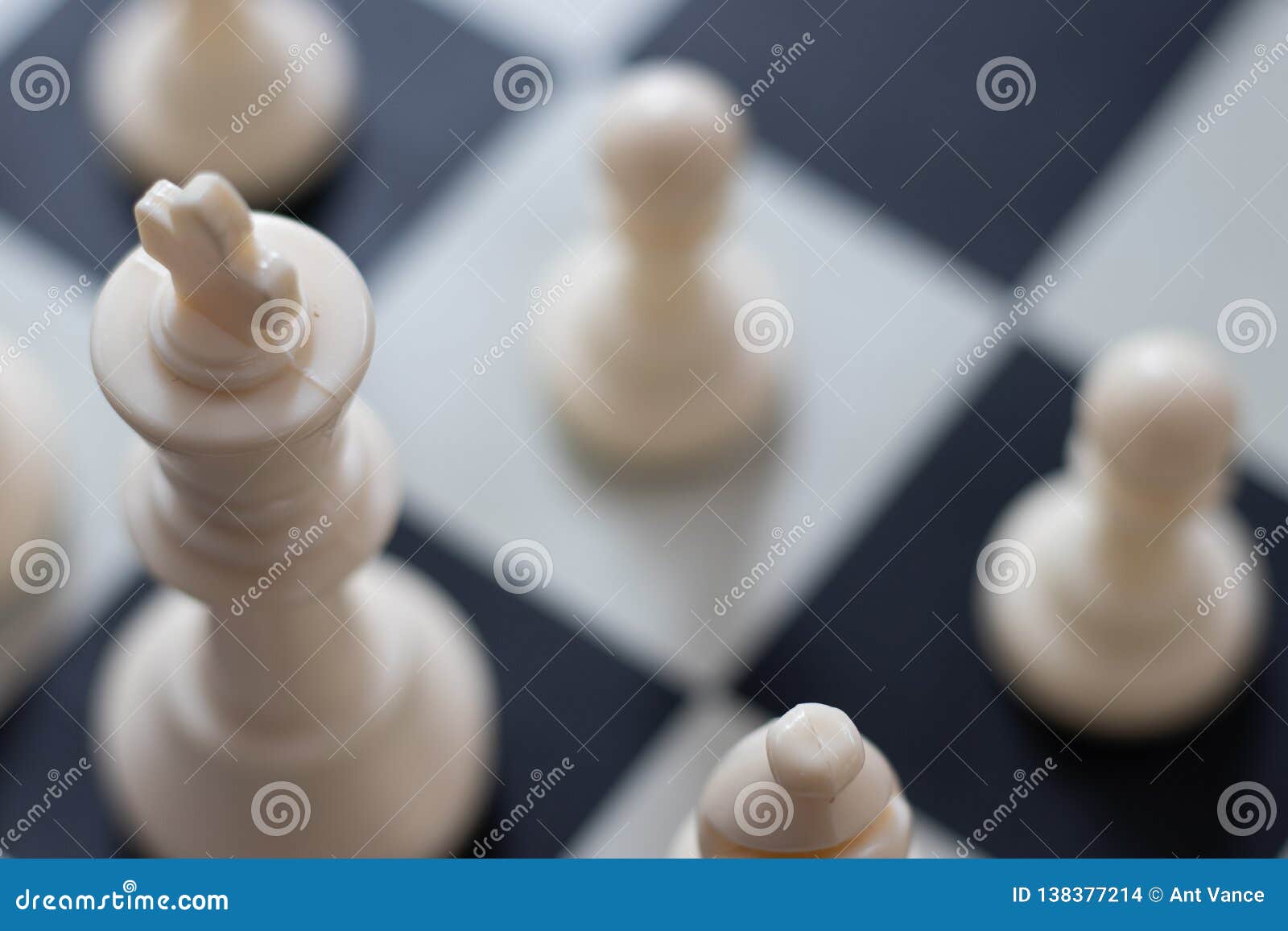Xeque-mate. jogo de xadrez. rei do xadrez deitado no tabuleiro de xadrez e  a figura da rainha acima dela. figuras de xadrez no tabuleiro