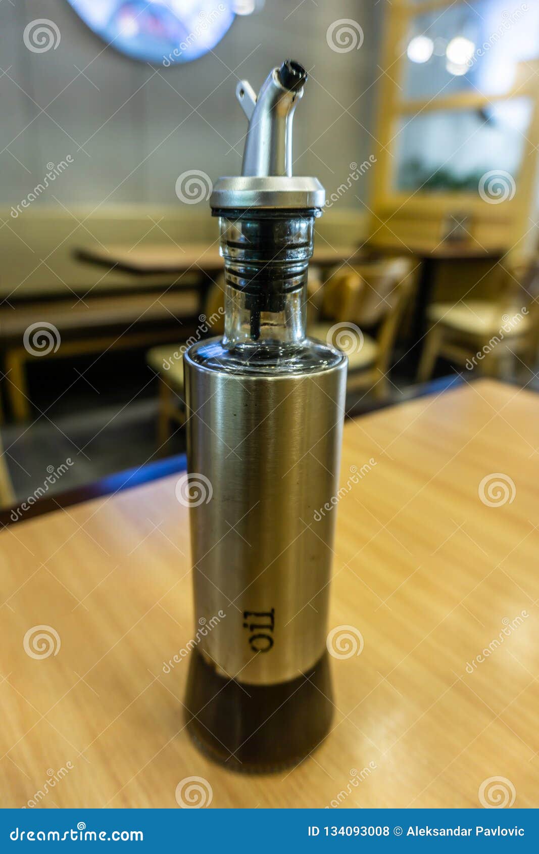 https://thumbs.dreamstime.com/z/opini%C3%B3n-del-dispensador-aceite-134093008.jpg