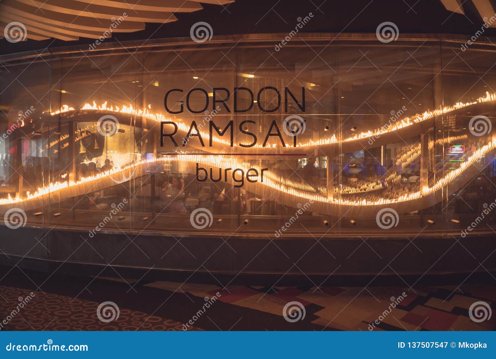Opinión Exterior De La Muestra Del Restaurante De Gordon Ramsay Burger Del Cocinero De La Celebridad Vegas Éste Es Fotografía editorial - Imagen de coma, negocios: 137507547