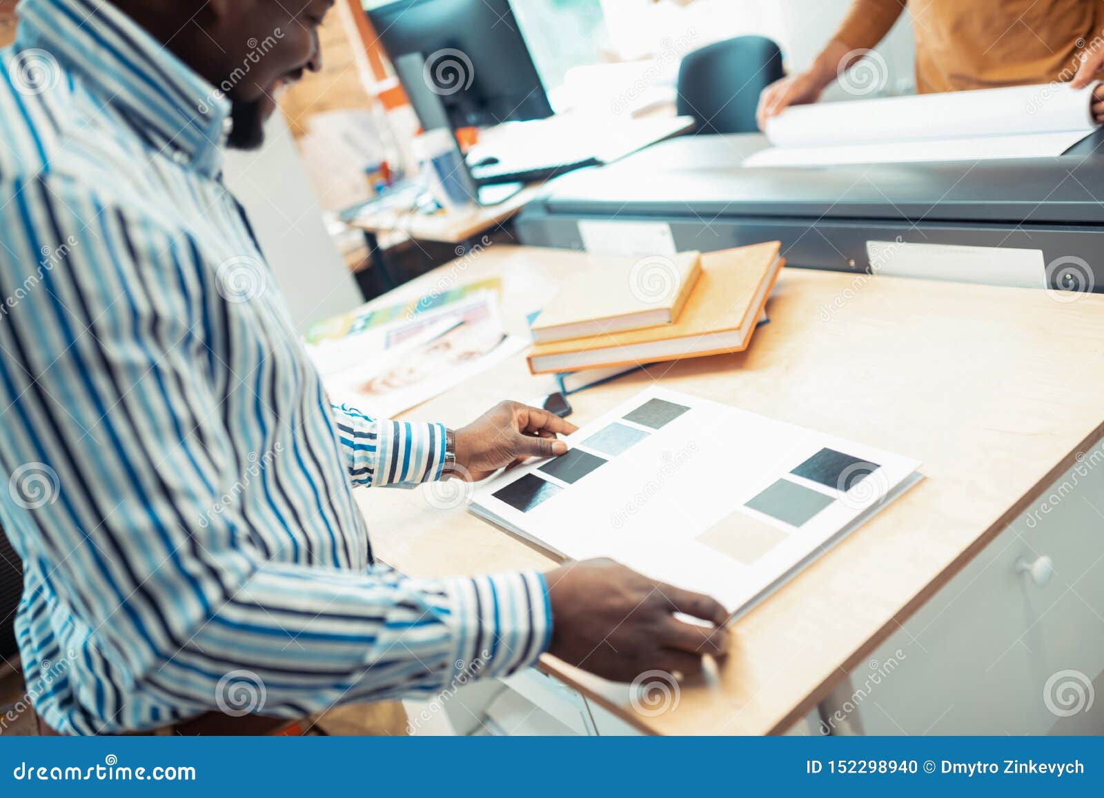 Opinión Superior El Hombre De Piel Morena Que Elige El Color Para La  Cubierta De Libro Foto de archivo - Imagen de sitio, hombres: 152298940