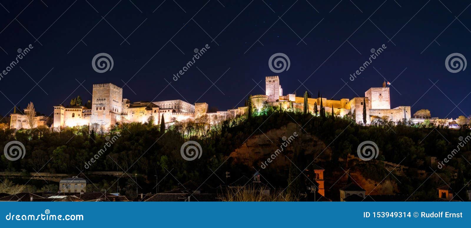 Opini?n Alhambra Palace en Granada, Espa?a en Europa. View of Alhambra Palace in Granada, Spain with Sierra Nevada mountains at the background