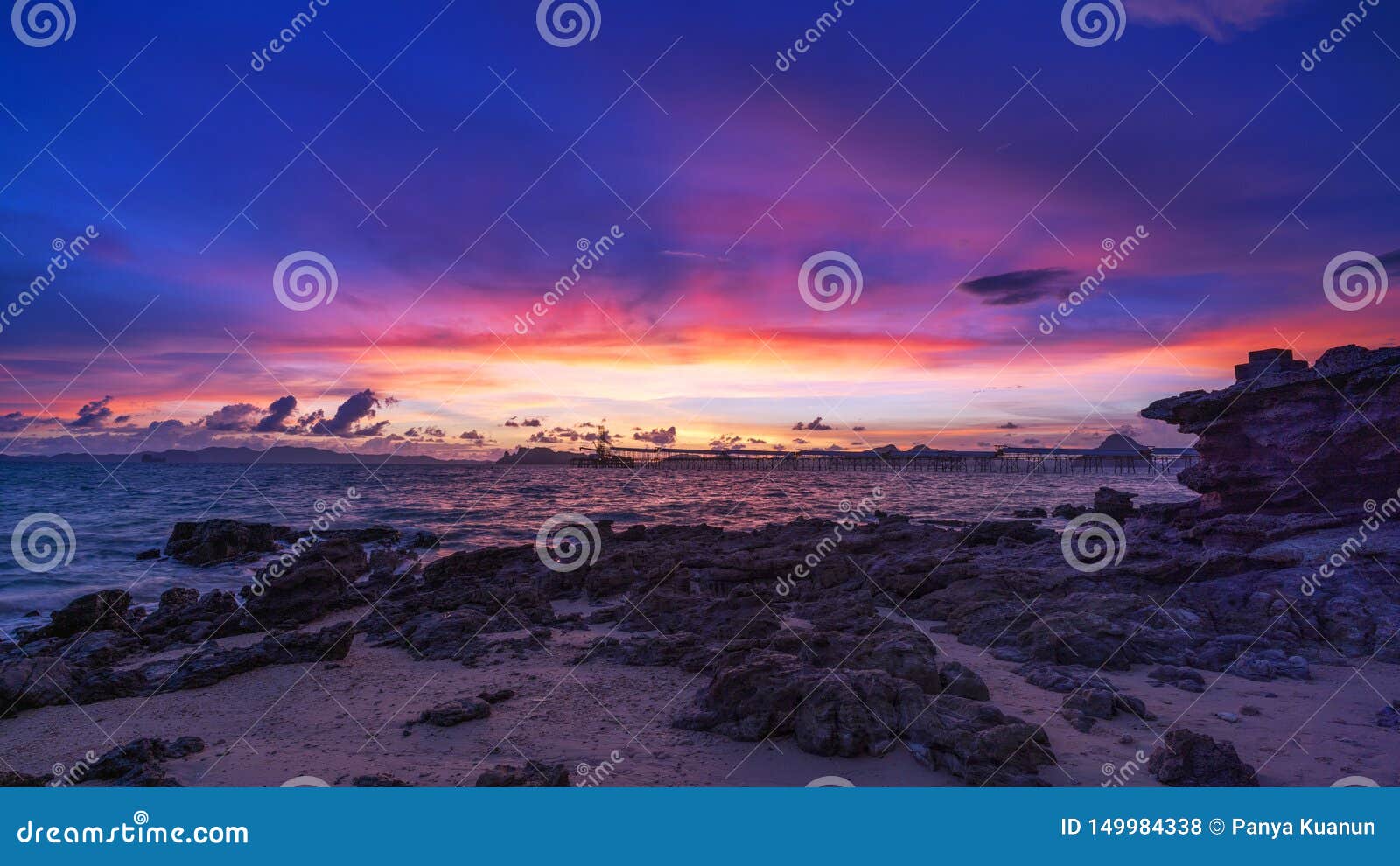 Opinião da natureza da paisagem, nascer do sol claro bonito ou por do sol sobre o mar