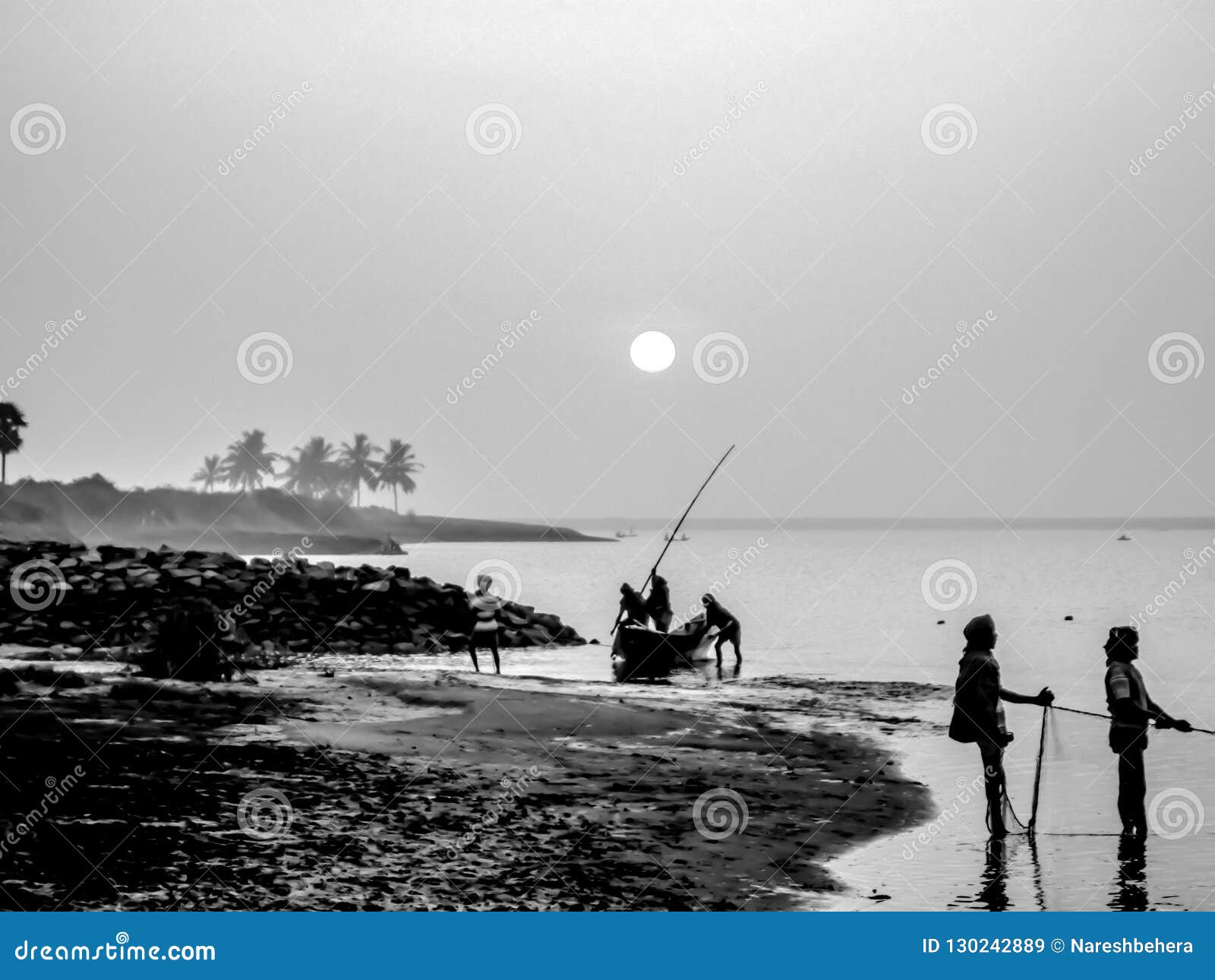 Opinião da paisagem do lago do chilika durante o alvorecer. A opinião da paisagem do lago Chilika, Odisha, Índia é muito romântica e agradável Aqui os pescadores estão retornando do esporte de barco e estão pescando no alvorecer/por do sol